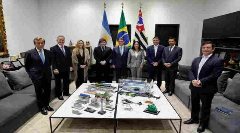 Javier Milei acompaña a Flávio Bolsonaro en Brasil: “Vinimos a acompañar la ola azul”