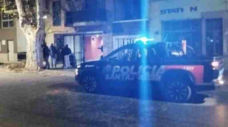 Misterio y muerte en Barrio San Martín: hallan a un joven sin vida en la vereda y hay un par de hipótesis