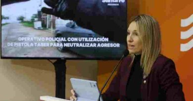 Con el uso de la pistola Taser la Policía redujo a un hombre que amenazaba a su padre con un arma blanca