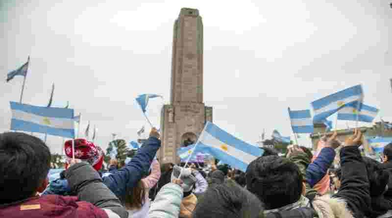 Comienzan las promesas de lealtad extendidas: “Sí, prometo. Mi bandera, mi orgullo”