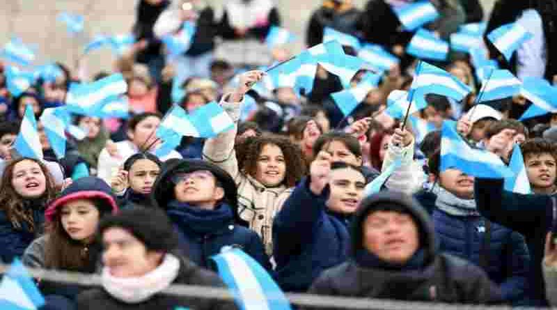Primera promesa de lealtad a la bandera extendida: más de mil alumnas y alumnos participaron de la jornada