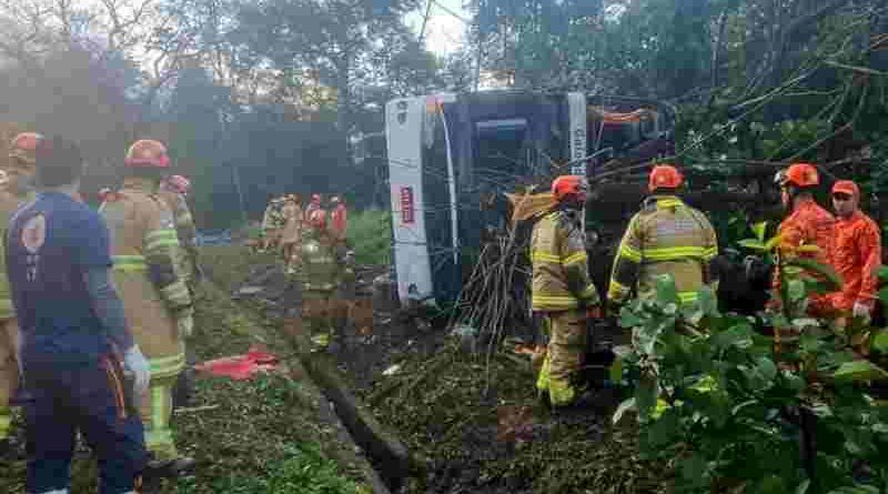 Brasil: volcó un micro turístico en Petrópolis y murieron al menos 10 personas