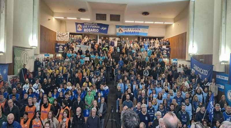 Masivo acto de la Intersindical Rosario en Luz y Fuerza: enérgico rechazo a los ajustes y dura advertencia contra las reformas laboral y previsional