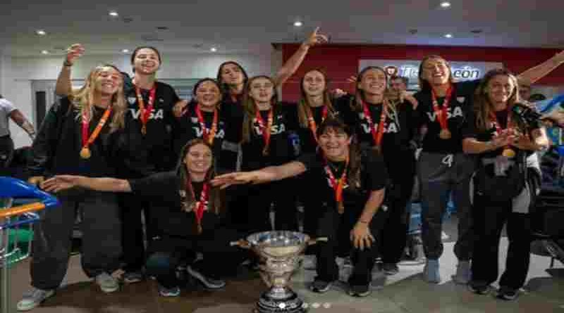 Las Leonas llegaron al país tras la histórica conquista en el Mundial de hockey