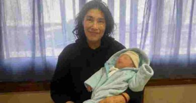 Alta médica para la madre de 62 años y su bebé tras marcar un récord en el país
