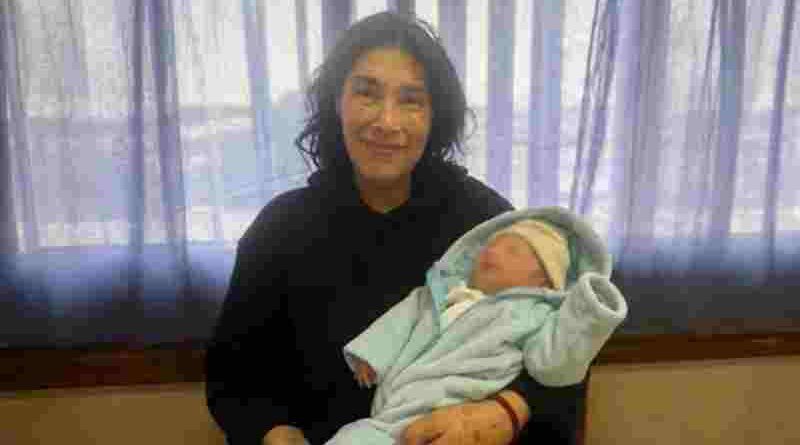 Alta médica para la madre de 62 años y su bebé tras marcar un récord en el país