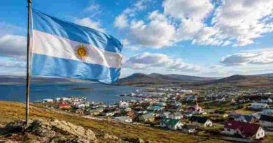 La bandera argentina volvió a flamear en las Islas Malvinas tras 44 años: el homenaje en Puerto Argentino y Darwin
