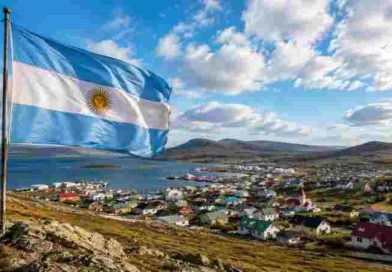 La bandera argentina volvió a flamear en las Islas Malvinas tras 44 años: el homenaje en Puerto Argentino y Darwin