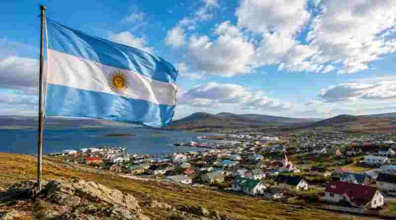 La bandera argentina volvió a flamear en las Islas Malvinas tras 44 años: el homenaje en Puerto Argentino y Darwin