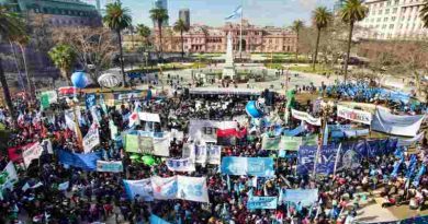 Masiva marcha a Plaza de Mayo por San Cayetano de sindicatos y organizaciones sociales