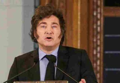Javier Milei en la Bolsa de Comercio de Rosario ninguneó a los periodistas y la política: “si no tuvieran una mirada en torno a los tres segundos, hubiesen entendido”