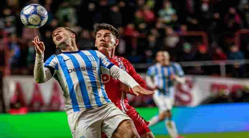 Racing jugó con un hombre menos la mayor parte del partido y perdió con Argentinos Juniors