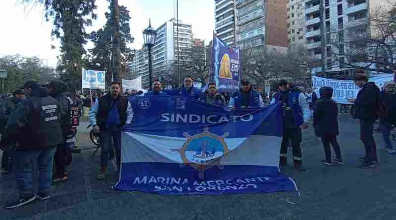 La Marina Mercante dijo presente en Rosario en repudio a la llegada de Javier Milei: “hay 22 mil puestos de trabajo en riesgo”, afirmó Zabala