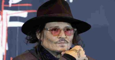 Johnny Depp debuta como escultor con una obra inspirada en un dibujo de su hijo