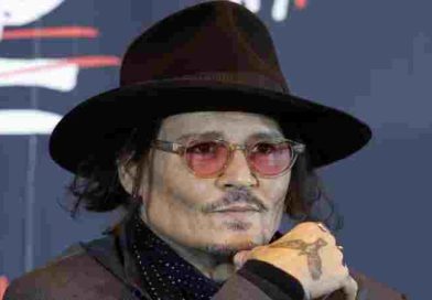 Johnny Depp debuta como escultor con una obra inspirada en un dibujo de su hijo