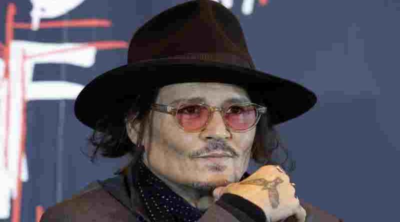 Johnny Depp debuta como escultor con una obra inspirada en un dibujo de su hijo
