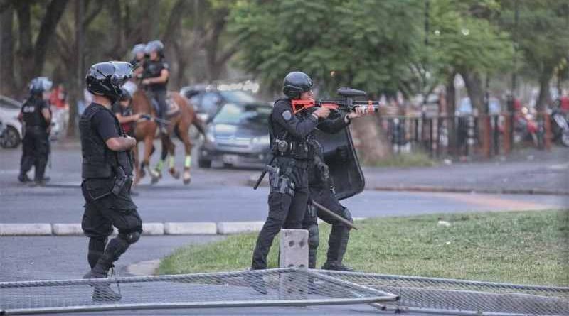 “El protocolo del garrote”: la represión sistemática de la policía durante la gestión de Pullaro contra la hinchada de Newells