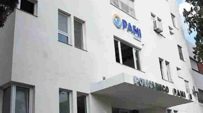 Este martes hubo un masivo cacerolazo frente al PAMI 2 para denunciar el vaciamiento de la institución