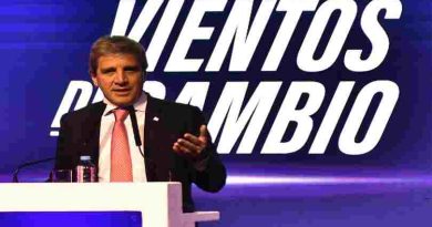Luis Caputo acusó a los industriales de vender bienes caros y de menor calidad a los argentinos