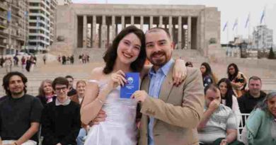 En un hecho histórico, once parejas se casaron al pie del Monumento Nacional a la Bandera