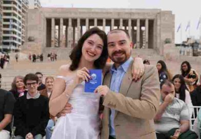 En un hecho histórico, once parejas se casaron al pie del Monumento Nacional a la Bandera