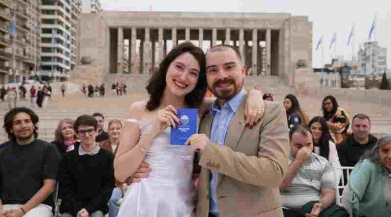 En un hecho histórico, once parejas se casaron al pie del Monumento Nacional a la Bandera