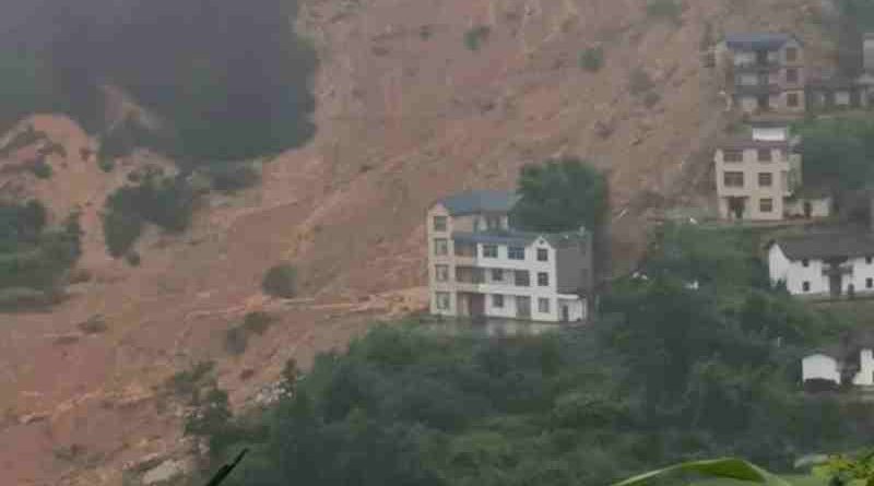 China: un muerto y 11 desaparecidos por un deslizamiento de tierra en una aldea del distrito de Suichuan