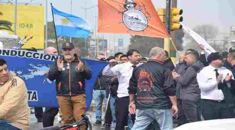 Gremios marítimos cruzaron con dureza a Prefectura Naval por capacitar a profesionales paraguayos