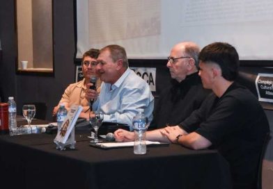 Abrazos, mística y memoria viva: en un Complejo Atlas colmado, Walter Palombi presentó su libro “Por un Correo de Bandera”