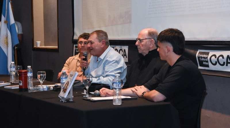 Abrazos, mística y memoria viva: en un Complejo Atlas colmado, Walter Palombi presentó su libro “Por un Correo de Bandera”