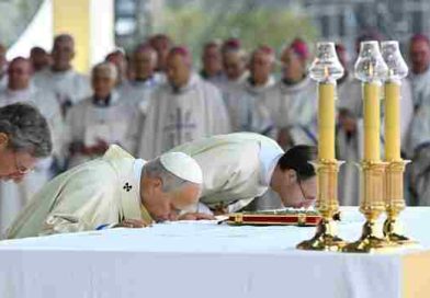 El papa celebró una misa multitudinaria en París