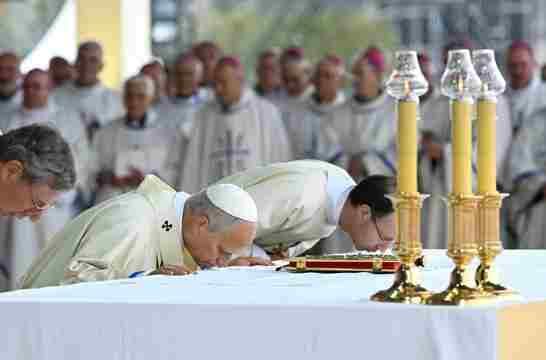El papa celebró una misa multitudinaria en París