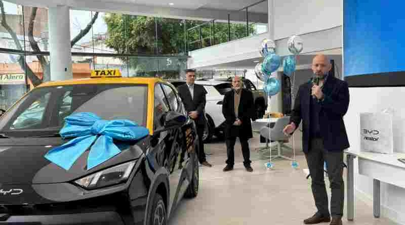 Con financiamiento provincial, se incorporó el primer taxi eléctrico de Rosario