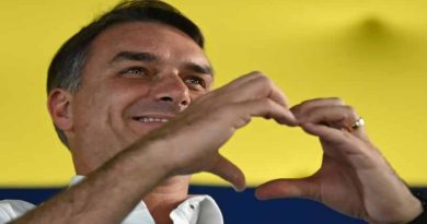 Brasil: Flávio Bolsonaro se pronunció a favor de reducir la jornada laboral y visitó a su padre
