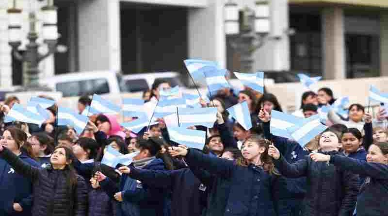 Cientos de estudiantes celebraron y manifestaron lealtad a la Bandera en una nueva edición “Sí, prometo”