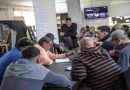 Personas que asisten a refugios municipales presentan un libro que reúne sus producciones literarias