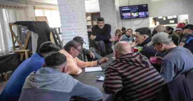 Personas que asisten a refugios municipales presentan un libro que reúne sus producciones literarias