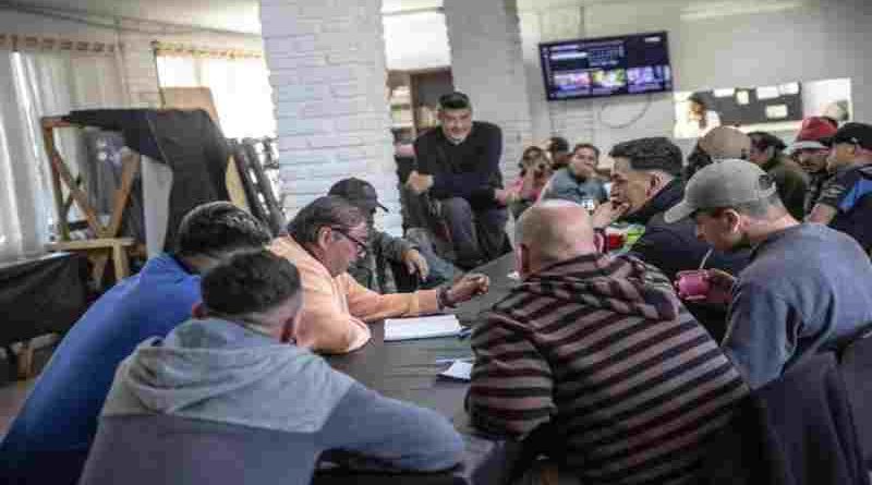Personas que asisten a refugios municipales presentan un libro que reúne sus producciones literarias