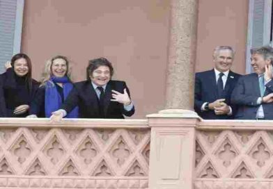 Milei salió al balcón con sus ministros e hizo un “six seven” ante los jóvenes