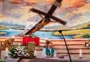Un sacerdote murió aplastado por una cruz que cayó durante una misa transmitida en vivo