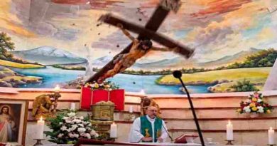Un sacerdote murió aplastado por una cruz que cayó durante una misa transmitida en vivo