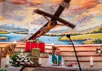 Un sacerdote murió aplastado por una cruz que cayó durante una misa transmitida en vivo
