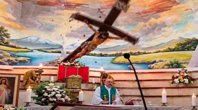 Un sacerdote murió aplastado por una cruz que cayó durante una misa transmitida en vivo
