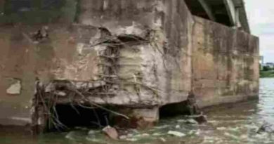 Embarcación con bandera paraguaya colisionó contra un puente que conecta Chaco con Corrientes en el río Paraná