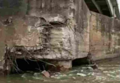 Embarcación con bandera paraguaya colisionó contra un puente que conecta Chaco con Corrientes en el río Paraná