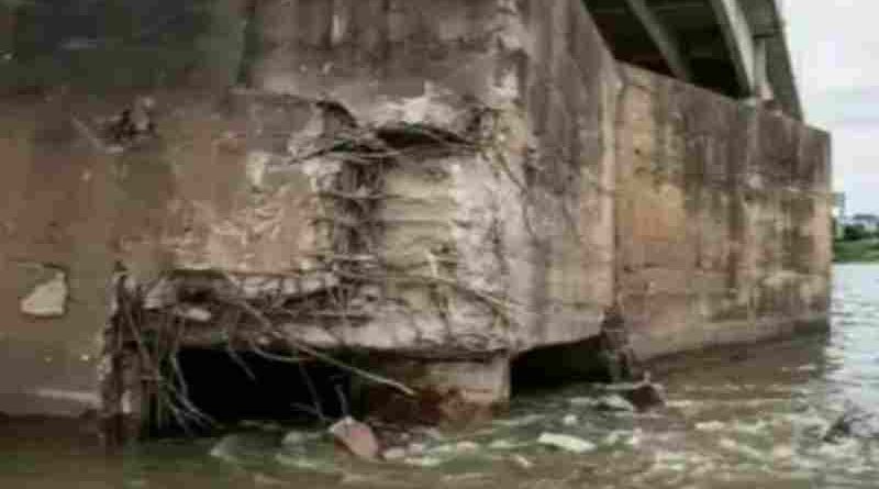 Embarcación con bandera paraguaya colisionó contra un puente que conecta Chaco con Corrientes en el río Paraná